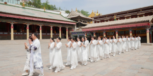 6月青海塔尔寺，从一支引发众人围观的禅修队伍，发现这个向爱向善的美好品牌！